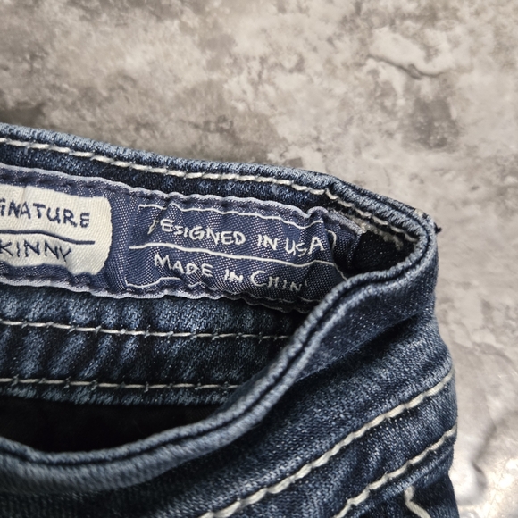 Miss Me Womens? Juniors? Signature Skinny Hand Cut Jean Shorts Size 25 - Picture 8 of 10